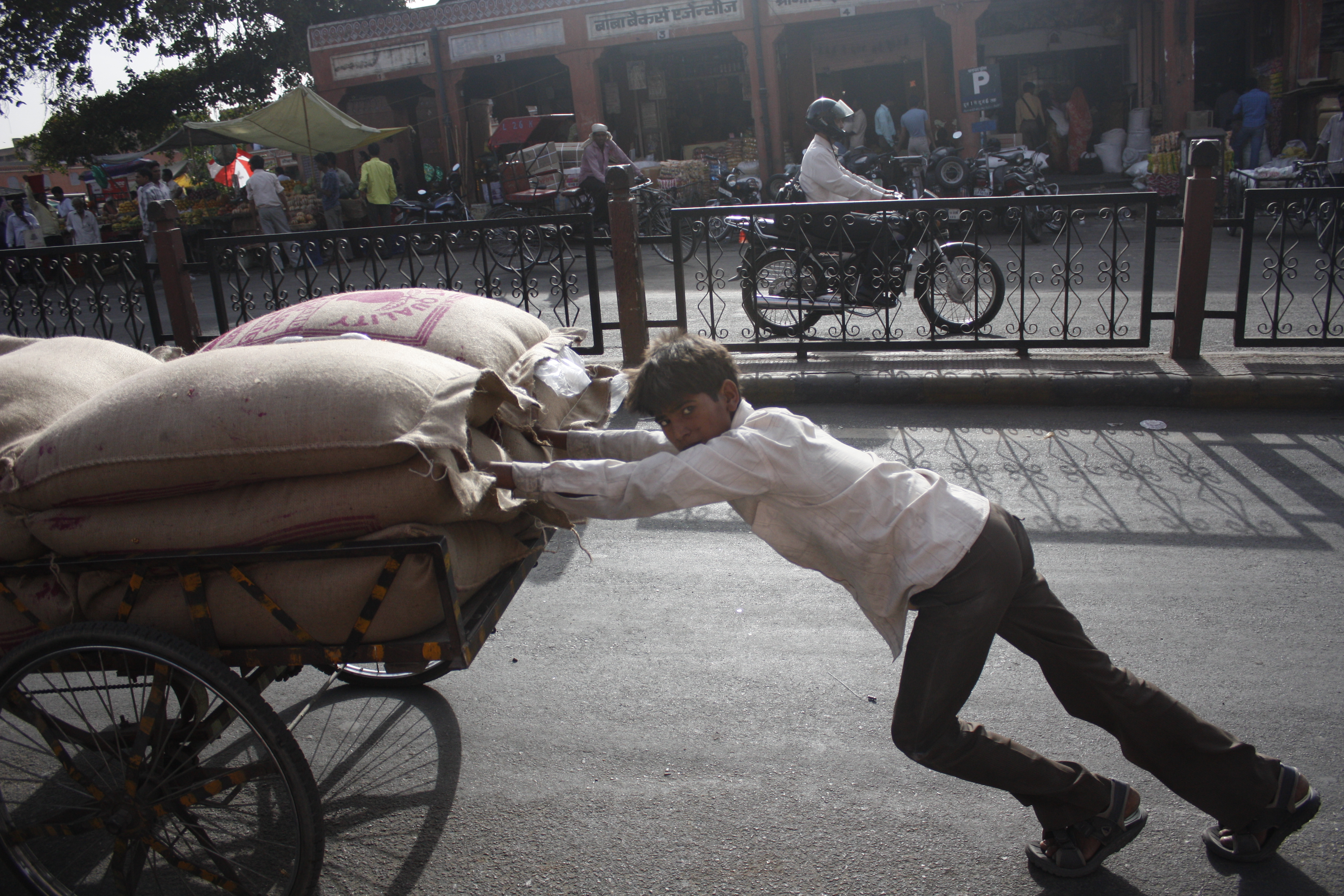 Man pushing cart, Jaipur